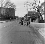 125508 Afbeelding van twee conflicterende fietsers op de Bosboomstraat te Utrecht, ter hoogte van de hoek met de ...